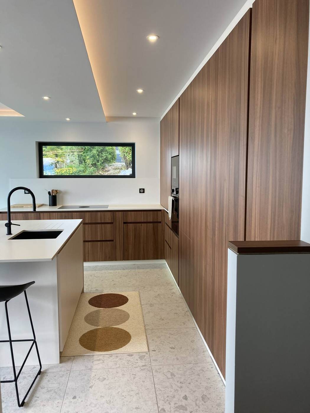 Sol en terrazzo clair avec inserts circulaires ocre et laiton