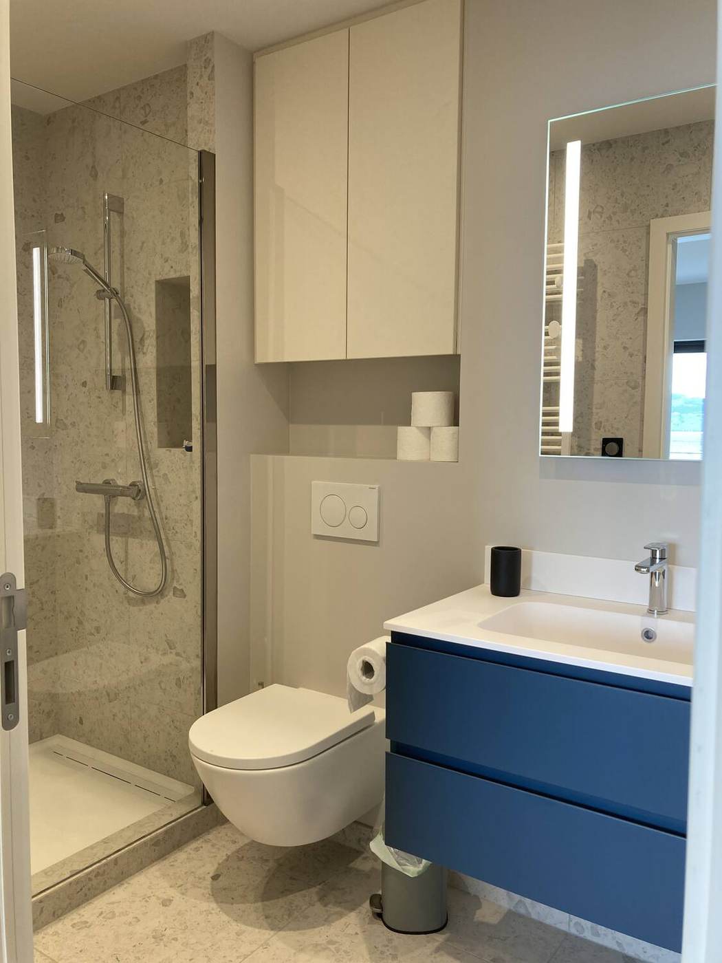 Salle de bains : meuble vasque bleu pétrole et douche